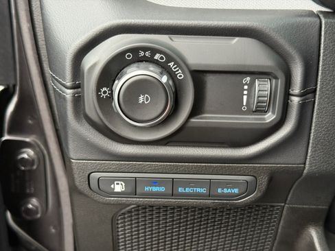 Used 2025 Jeep Wrangler Unlimited Sahara AWD/4WD image 35