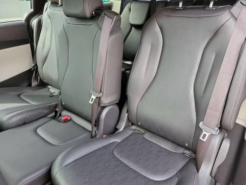 Used 2022 Kia Carnival LX FWD image 15