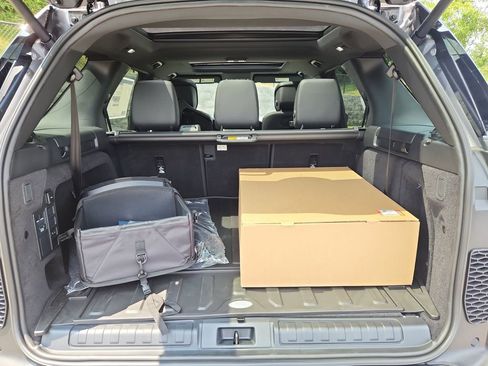 Used 2025 Land Rover Discovery S image 13