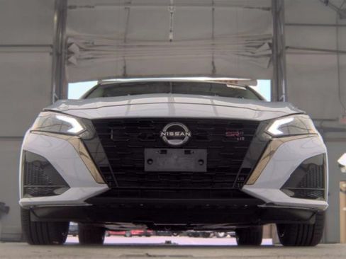 Used 2024 Nissan Altima 2.5 SR w/ SR Premium Package FWD image 3