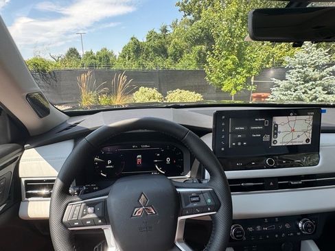 New 2025 Mitsubishi Outlander AWD image 28