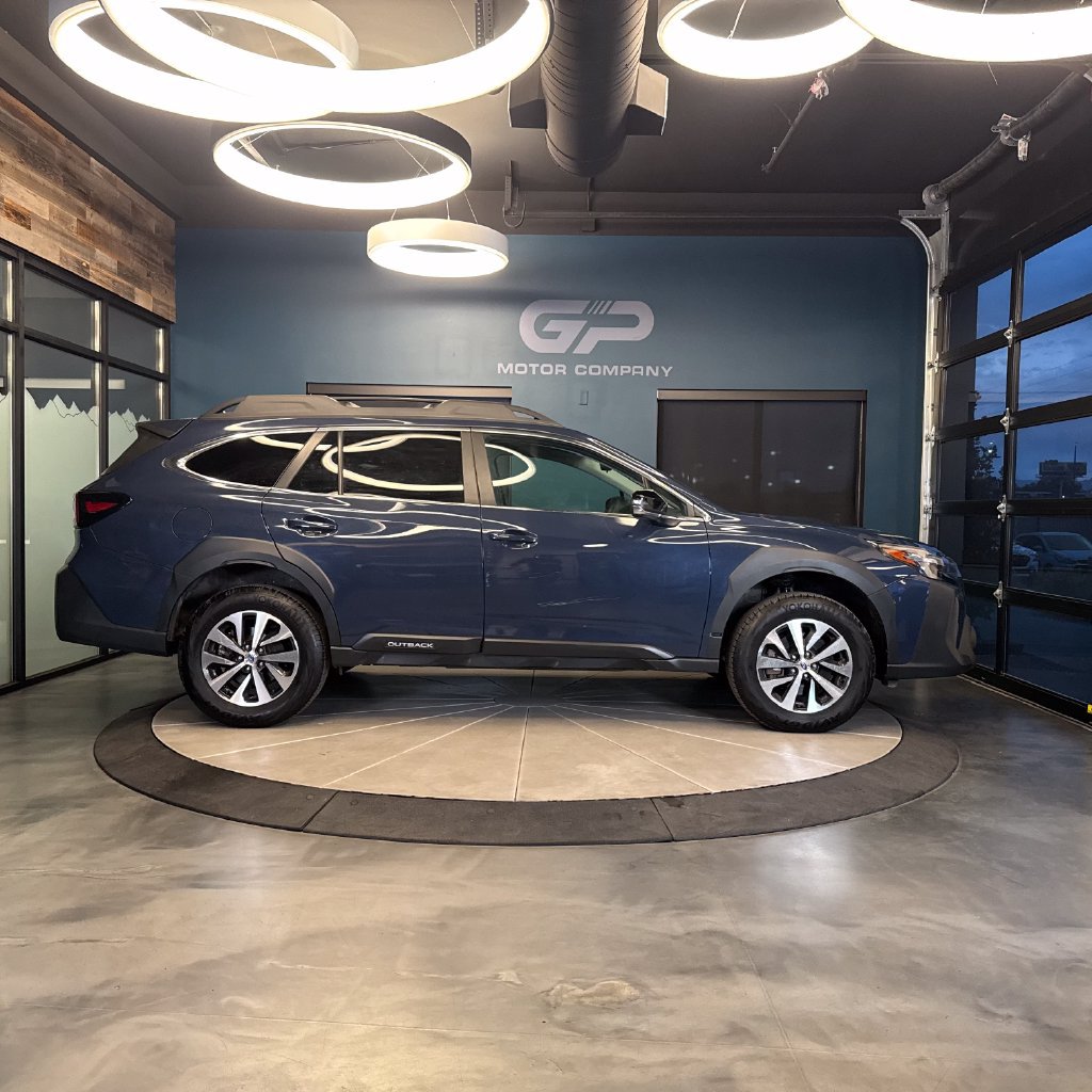 Used 2025 Subaru Outback Premium AWD/4WD image 2