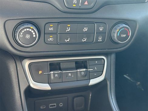 Used 2024 GMC Terrain SLE image 28