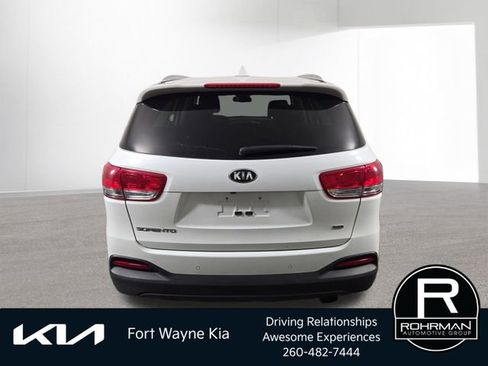 Used 2017 Kia Sorento LX w/ LX Convenience Package image 9