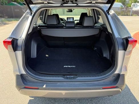 Used 2019 Toyota RAV4 Limited image 14
