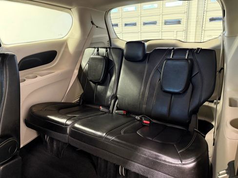 Used 2023 Chrysler Pacifica Touring-L FWD image 25