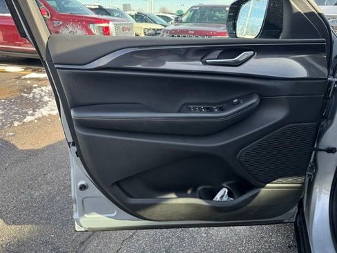 Used 2023 Jeep Grand Cherokee Altitude image 12