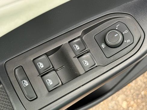 Used 2025 Volkswagen Taos SE FWD image 19