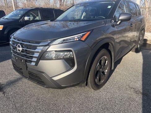 Used 2024 Nissan Rogue SV w/ SV Premium Package image 2