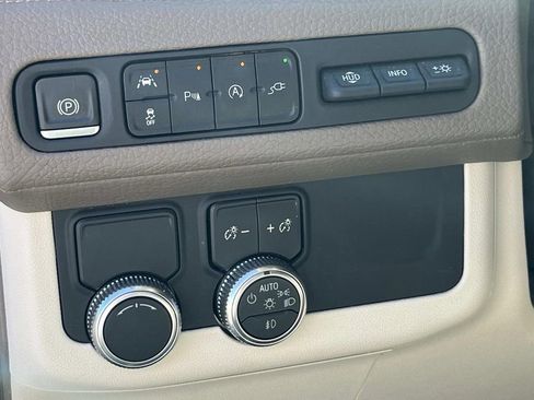 Used 2021 GMC Yukon XL Denali w/ Denali Premium Package image 29