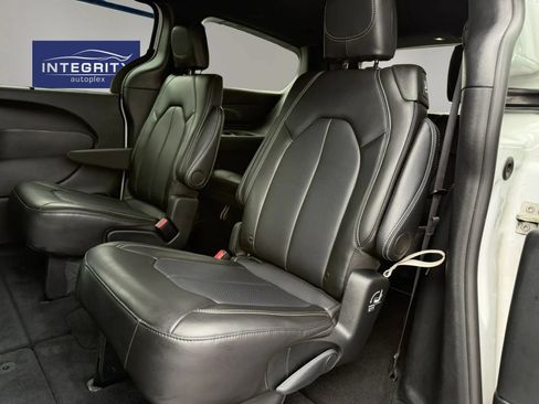Used 2025 Chrysler Pacifica Select FWD image 29