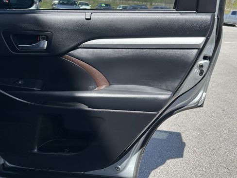 Used 2019 Toyota Highlander XLE AWD/4WD image 16