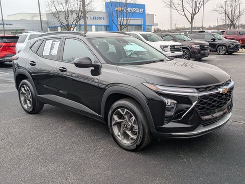 Certified 2025 Chevrolet Trax LT w/ LT Convenience Package image 2