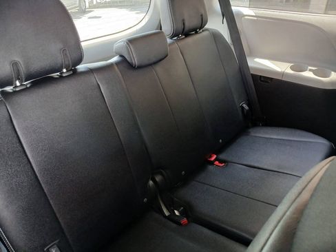 Used 2019 Toyota Sienna SE FWD image 28