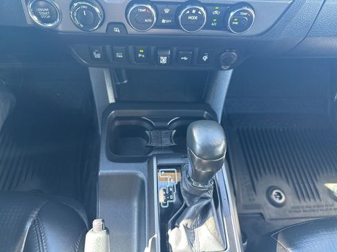 Used 2020 Toyota Tacoma TRD Off-Road w/ TRD Premium Off Road Package AWD/4WD image 22