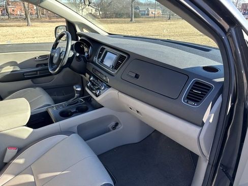 Used 2018 Kia Sedona LX w/ LX Essentials Premium Package image 29