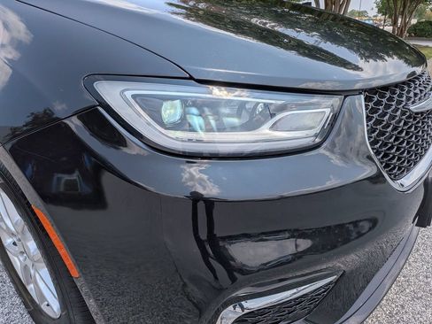 Used 2023 Chrysler Pacifica Touring-L FWD image 10