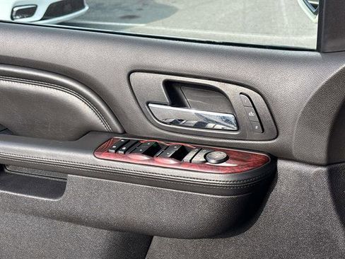 Used 2014 Cadillac Escalade Premium image 17