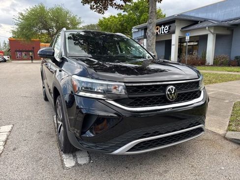 Used 2024 Volkswagen Taos SE image 2