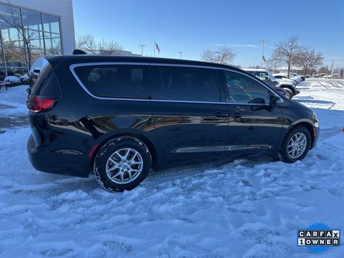 Used 2025 Chrysler Pacifica Select image 35