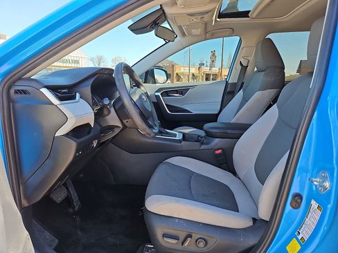 Used 2019 Toyota RAV4 XLE w/ Convenience Package image 12