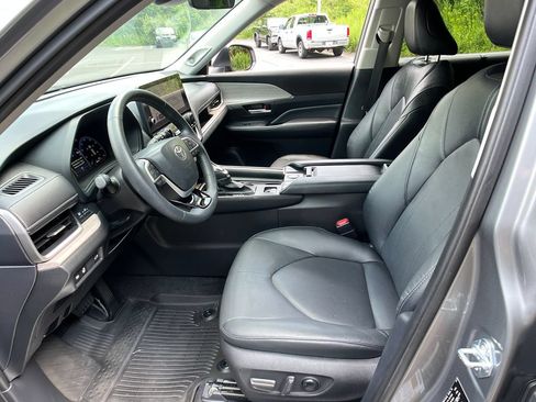 Used 2025 Toyota Grand Highlander AWD image 9