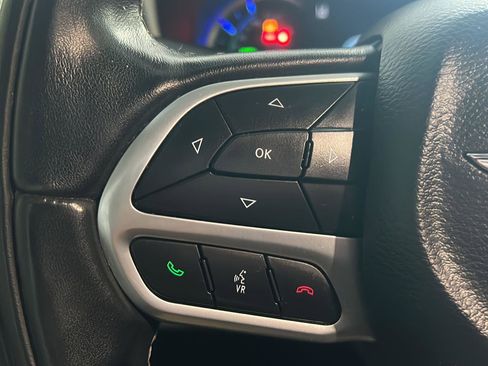 Used 2022 Chrysler Pacifica Touring-L w/ Uconnect Theater Family Group FWD image 20