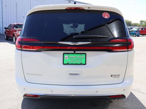 New 2026 Chrysler Pacifica Select image 4