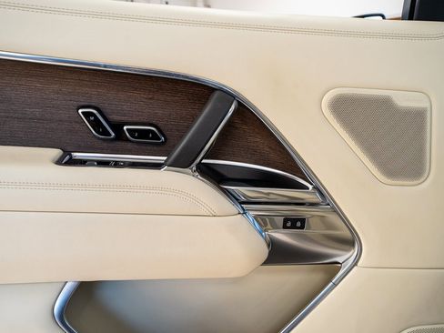 Used 2023 Land Rover Range Rover Long Wheelbase SE image 53