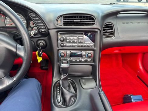 Used 2004 Chevrolet Corvette Convertible w/ Preferred Equipment Group RWD image 21