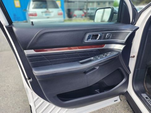 Used 2018 Ford Explorer Platinum AWD/4WD image 14