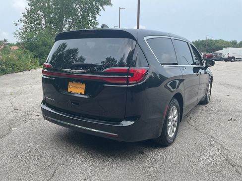 Used 2024 Chrysler Pacifica Touring-L FWD image 5