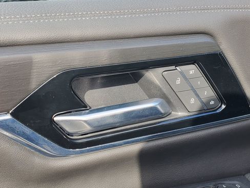 Used 2025 GMC Yukon Denali RWD image 21