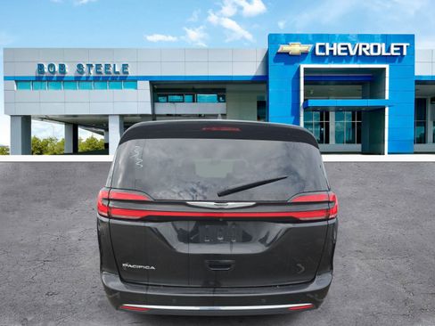 Used 2023 Chrysler Pacifica Touring-L FWD image 4