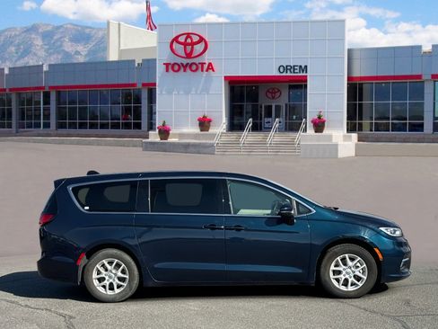 Used 2023 Chrysler Pacifica Touring-L image 3