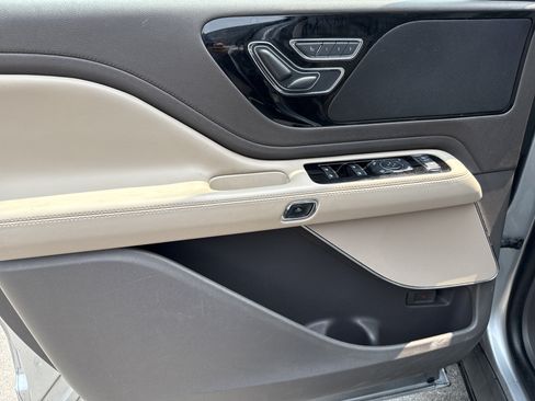 Used 2022 Lincoln Aviator AWD w/ Premium Package image 16