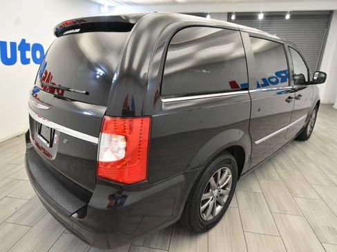 Used 2016 Chrysler Town & Country S image 5