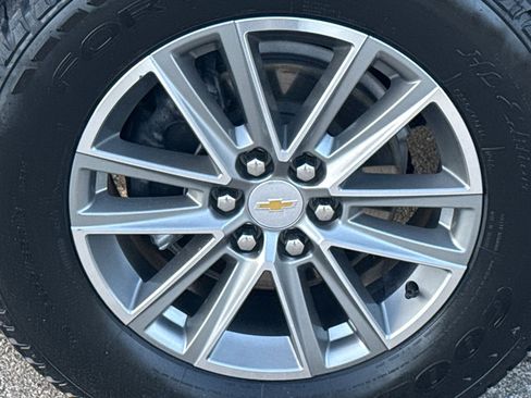 Used 2023 Chevrolet Traverse LT image 10