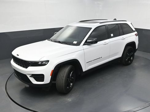 Used 2025 Jeep Grand Cherokee Altitude RWD image 34