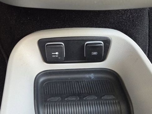 Used 2019 Chrysler Pacifica Touring-L Plus w/ Tire & Wheel Group image 7