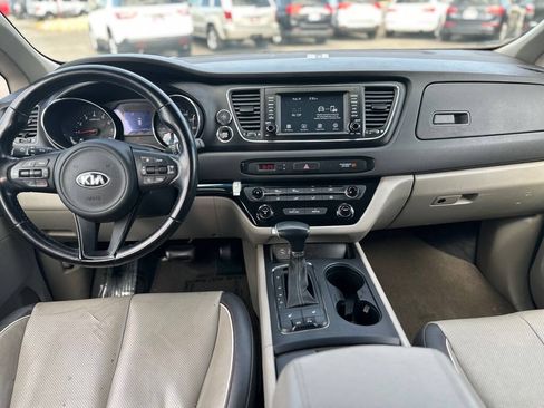 Used 2017 Kia Sedona LX w/ LX Essentials Premium Package FWD image 18