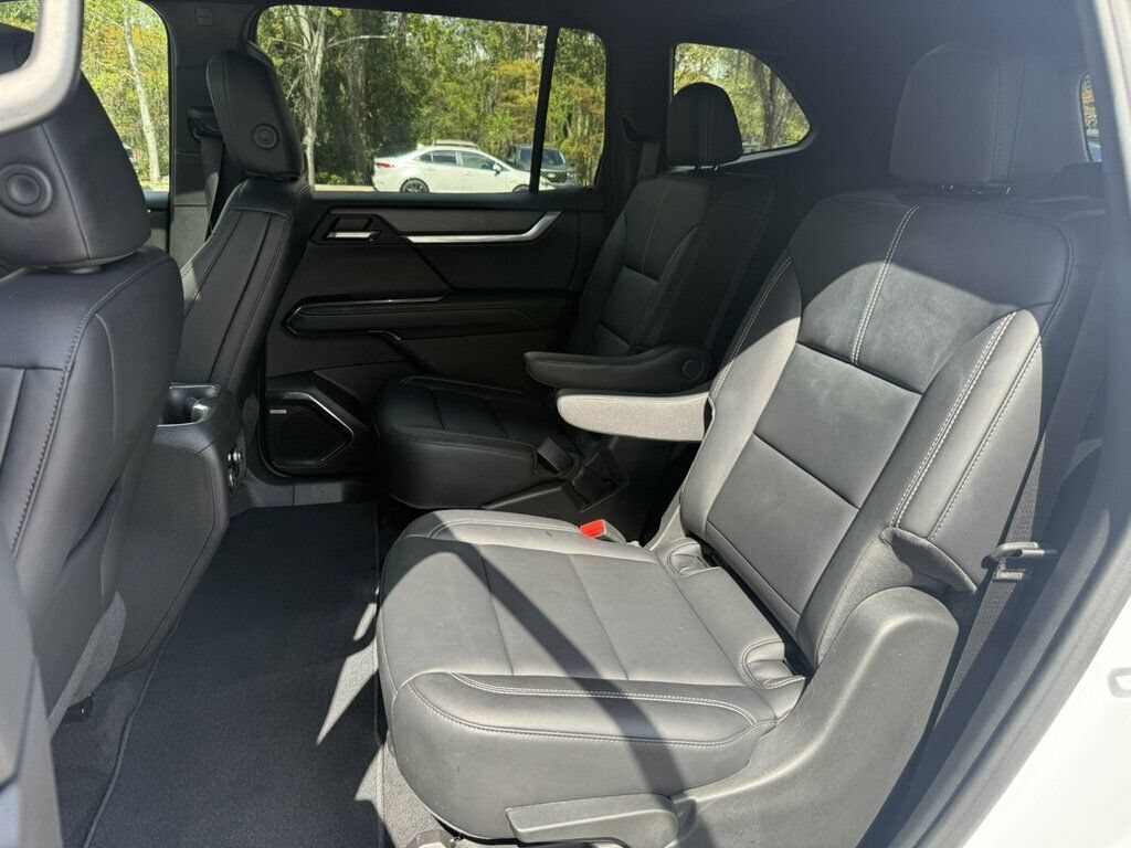Used 2026 GMC Acadia Elevation w/ Elevation Premium Package FWD image 8