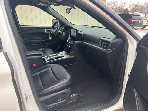 Used 2020 Ford Explorer XLT w/ Equipment Group 202A AWD/4WD image 14
