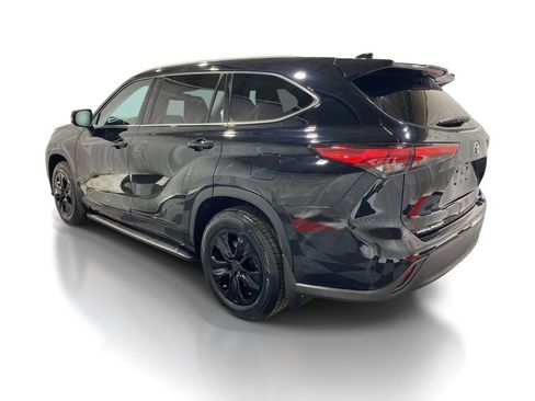 Used 2022 Toyota Highlander XLE AWD/4WD image 2