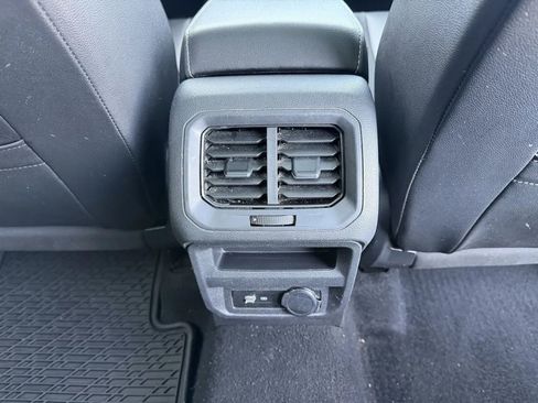 Used 2022 Volkswagen Tiguan SE image 28