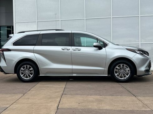 Used 2024 Toyota Sienna XLE FWD image 3