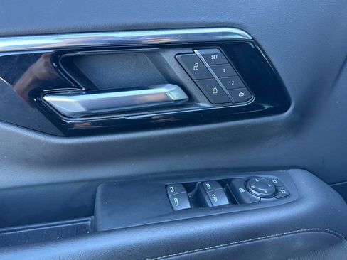 Used 2025 Chevrolet Suburban Z71 image 12