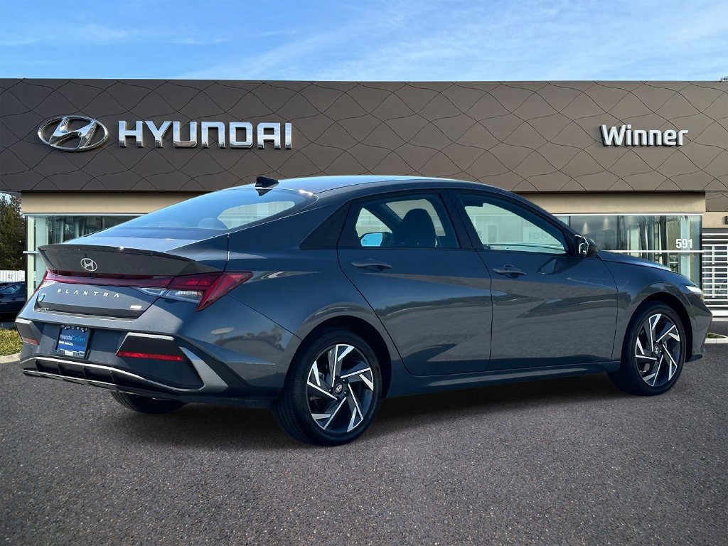 Used 2025 Hyundai Elantra SEL FWD image 4