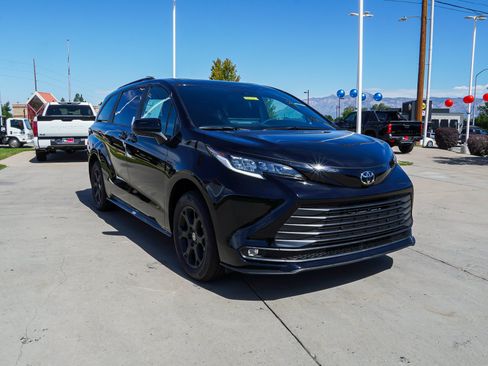 New 2026 Toyota Sienna XLE Woodland Edition AWD/4WD image 2