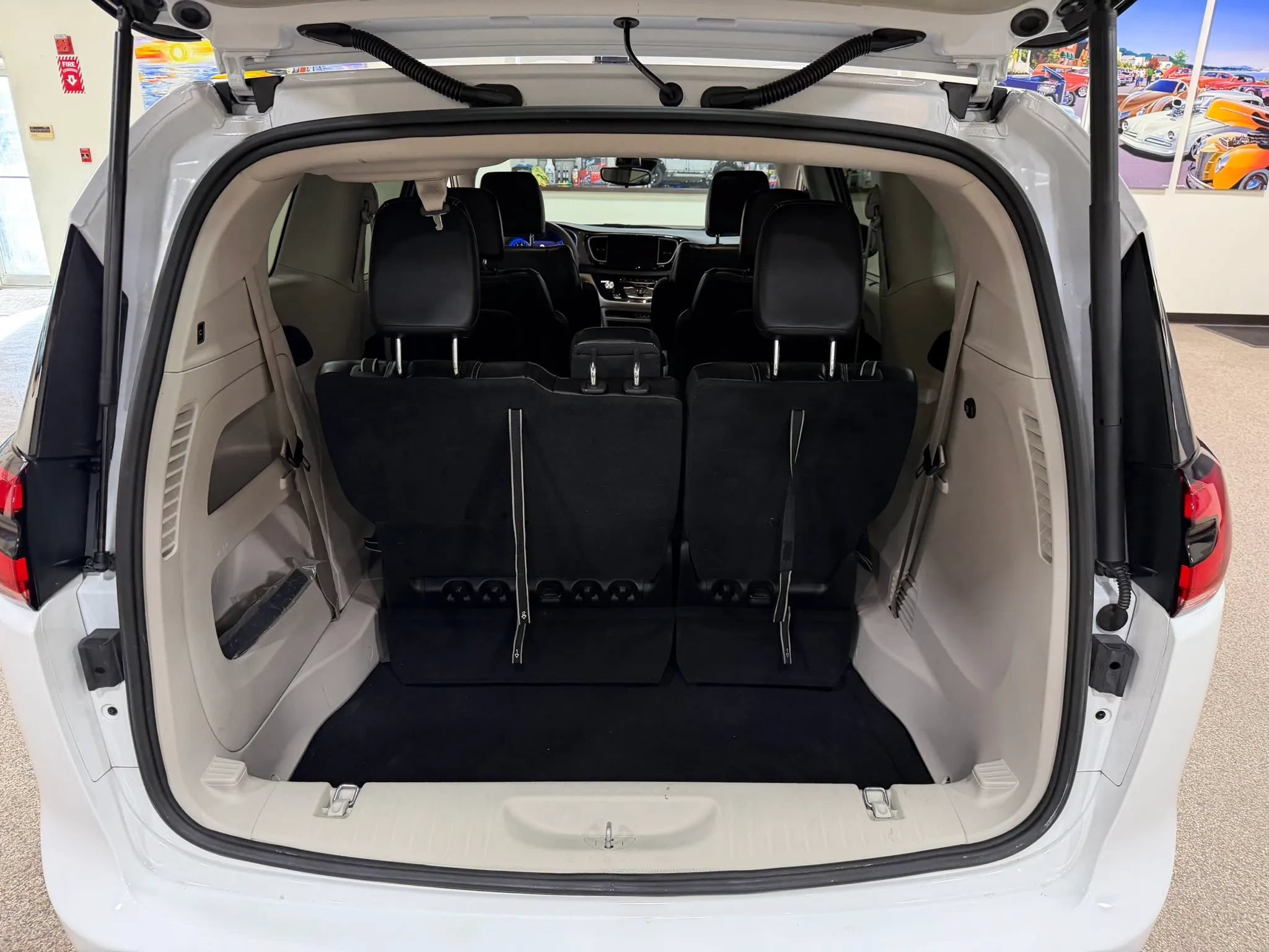 Used 2023 Chrysler Pacifica Touring-L FWD image 30